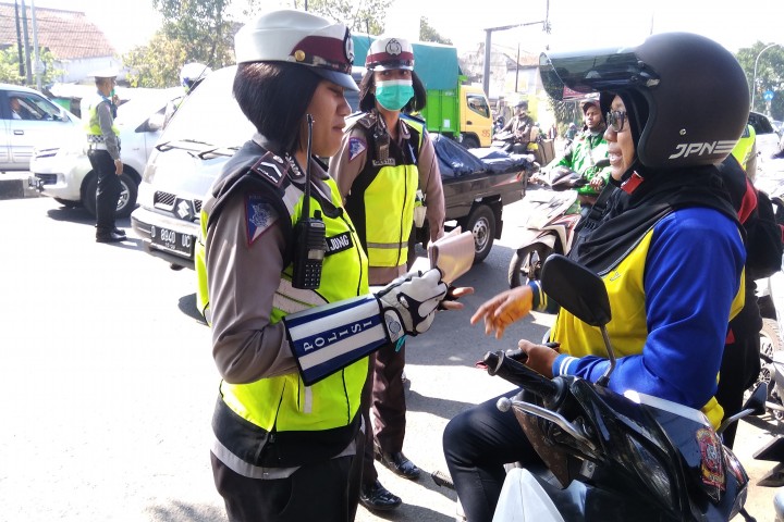 Personel Satlantas Polres Cimahi Tengah Memeriksa Kelengkapan Surat Berkendara