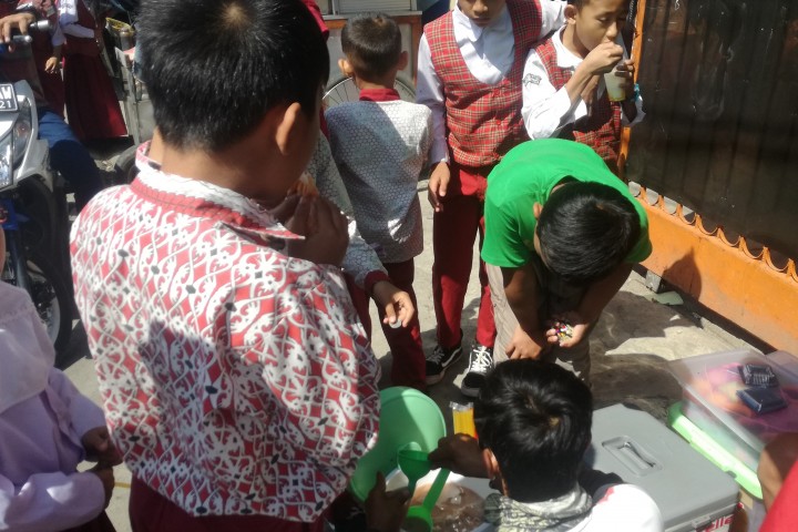 Anak Sekolah Tengah Membeli Jajanan