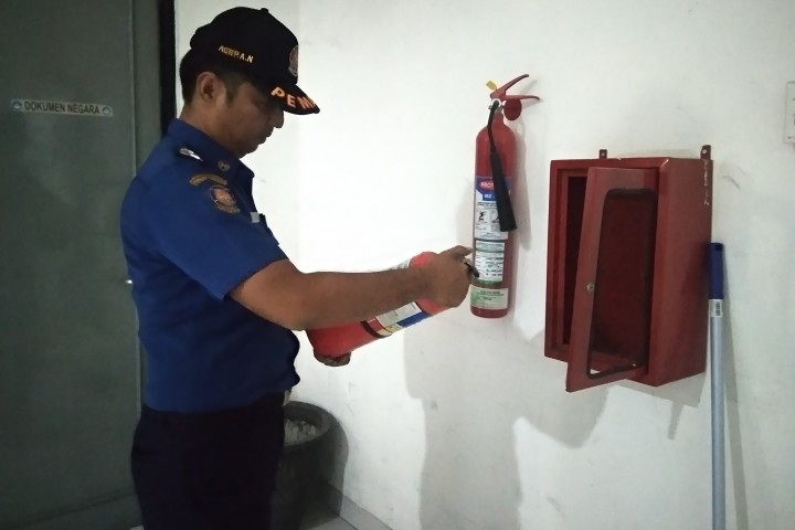 petugas damkar kota cimahi tengah memeriksa apar di pemkot cimahi
