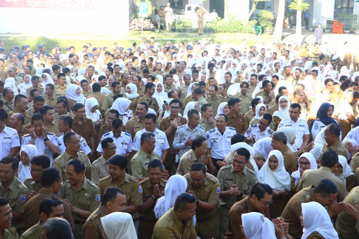 Para PNS Cimahi Tengah saat persiapan Apel 