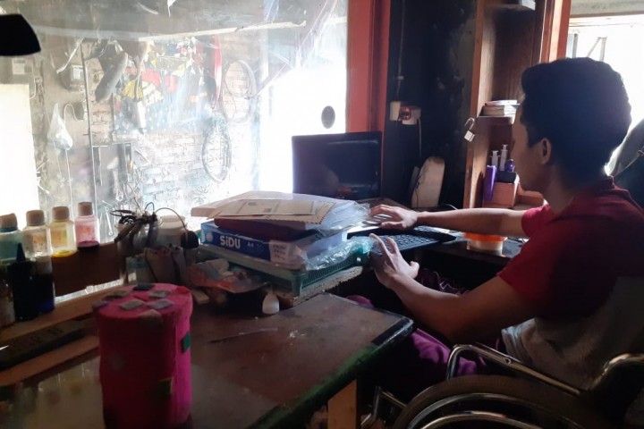 Suhendra (28) pria penyandang disabilitas asal Kampung Cadasgorowong Desa Campakamekar Padalarang Kabupaten Bandung Barat (KBB)