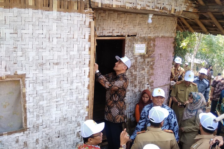 rumah panggung berbahan bilik dan kayu milik Sahidin (66) dan Saepudin (24) yang Belum Ter aliri Listrik.