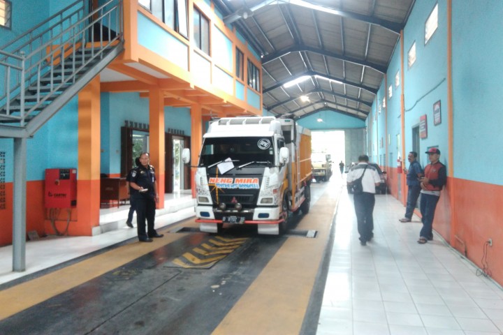 sebuah truk saat pengujian kendaraan KIR