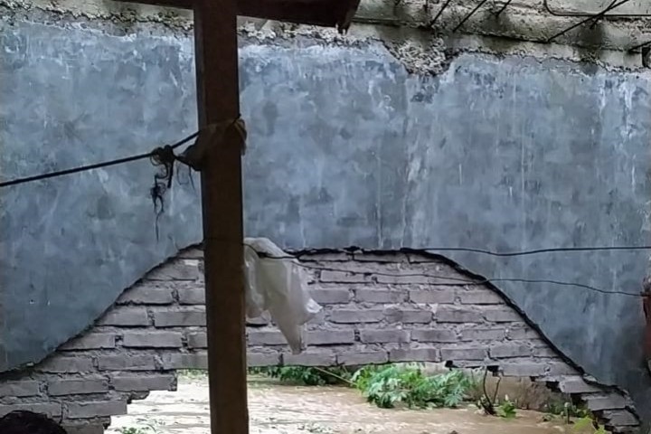 dinding pembatas kompleks yang berada di belakang rumah milik Muklas Jubaedi (53) jebol
