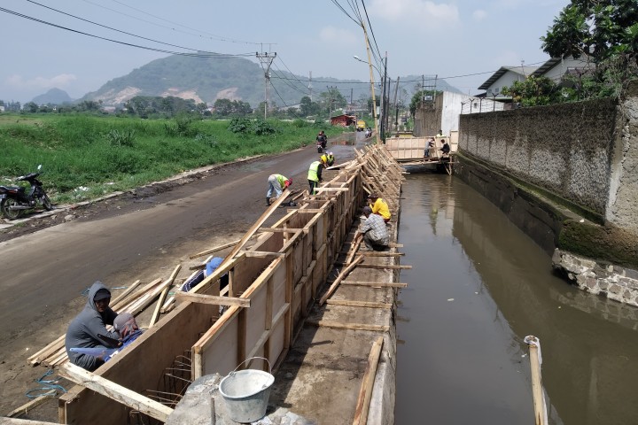 Pembuatan  tanggul Di melong Cimahi Selatan