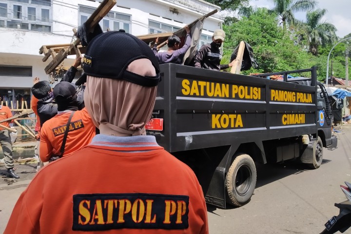 Satpol PP Kota Cimahi saat Bertugas Membersihkan Lapak PKL
