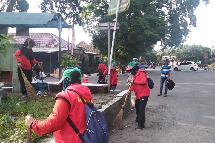 Tim Kesana-kesini (Takesi) Saat Membersihkan Sampah.