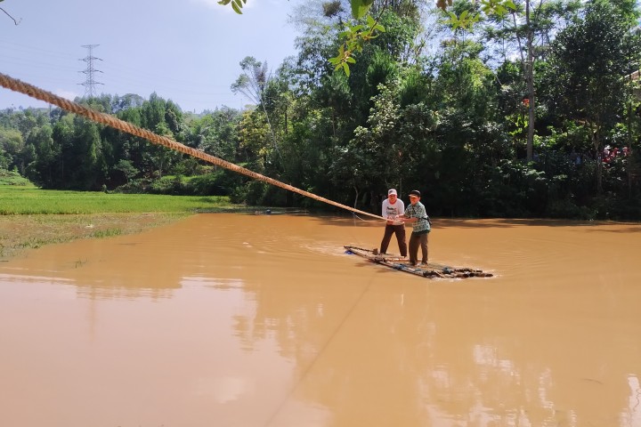 Banjir Dan Endapan Lumpur Yang Menutup Akses Jalan Dan Lahan Pertanian Akibat Longsor Beberapa Waktu Lalu Di Desa Cilangari
