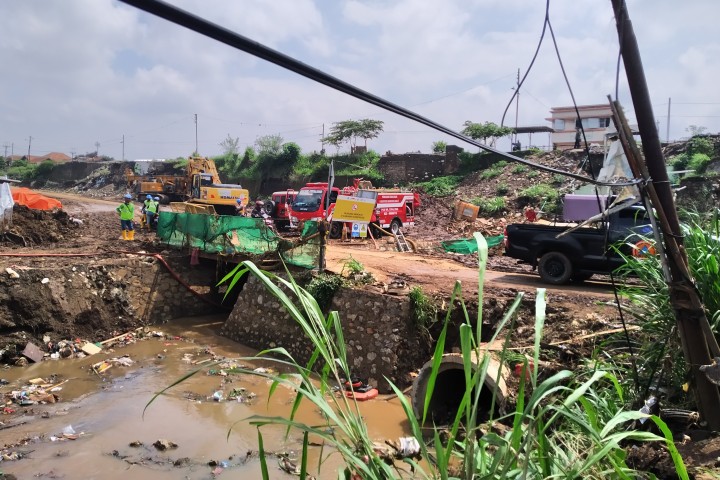 Sejumlah Kendaraan Berat Membersihkan Sampah Banjir Bandang