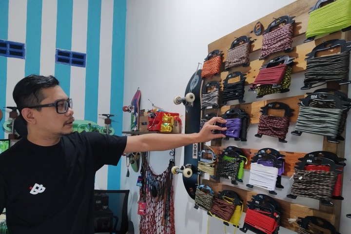 Merlin Sukmayadin  pria berusia 36 tahun Pengusaha Tali Paracord