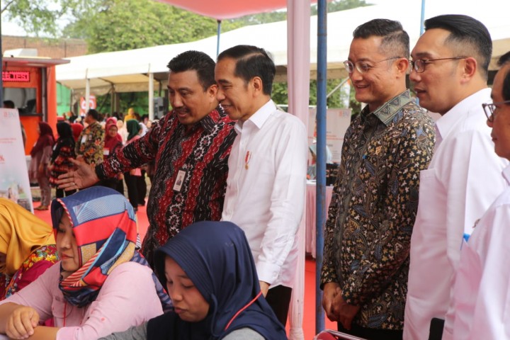 Presiden RI jokowi bersama Emil saat Kunjungan Dilapang Rajawali Cimahi