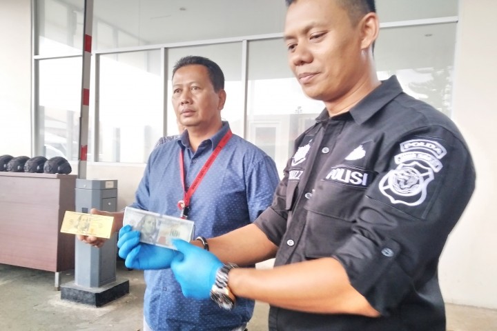 Kanit Reserse Kriminal Polsek Padalarang, Iptu Yasmin Badurzaman saat gelar perkara di Mapolres Cimahi