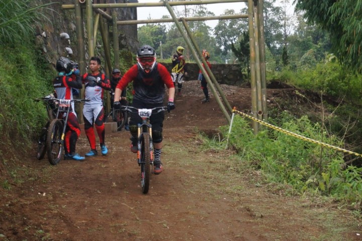  penggiat sepeda ekstrem saat menelusuri  trek usai soft launching.
