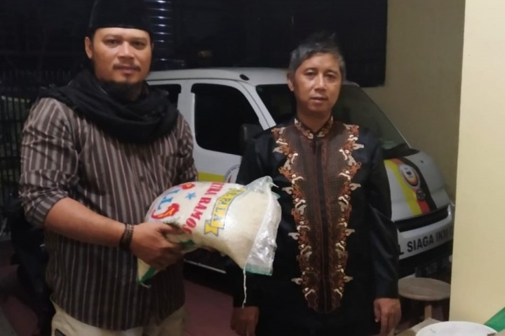 Salah Seorang Ustad menerima bantuan sembako dari Ketua IKM Cimahi H. Armet,SE.