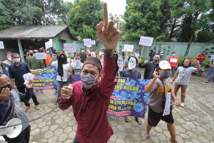 Pertanyakan data bantuan, warga gelar aksi demo di Kantor Kelurahan Sukahati, Kecamatan Cibinong, Kabupaten Bogor