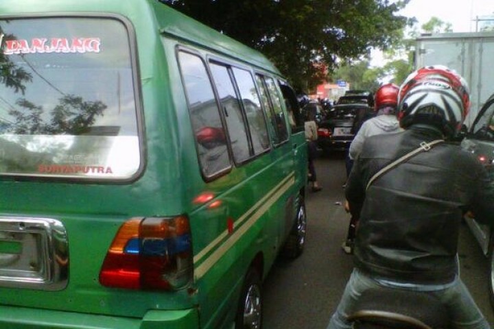 Ditutpnya beberapa ruas jalan saat PSBB di Kota Cimahi mengakibatkan kemacetan 