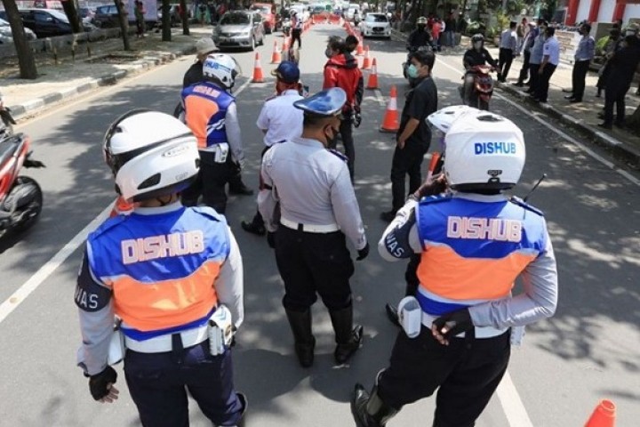 Petugas Dishub Kota Bandung memantau situasi kendaraan dan lalu lintas saat PSBB 