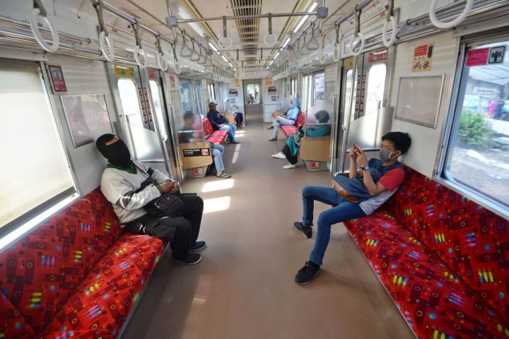 Social Distancing Diberlakukan Bagi Penumpang Kereta Rel Listrik untuk mencegah penularan Virus Corona