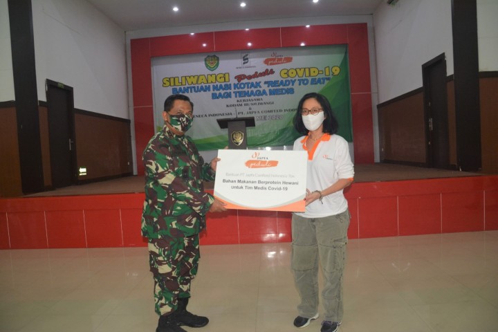 Pangdam III Siliwangi Mayjen TNI Nugroho Budi Wiryanto menyerahkan secara simbolis bantuan berupa bahan makanan berprotein