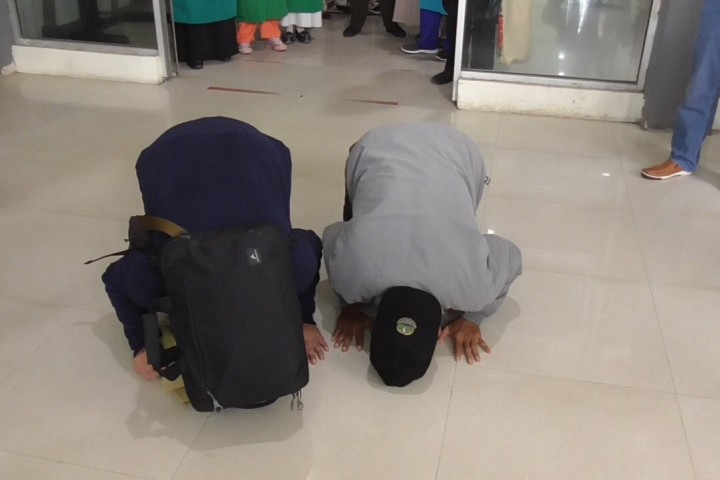 Januar Permadi  (34) sujud syukur begitu keluar dari pintu utama RSUD Sumedang setelah diperbolehkan pulang. 