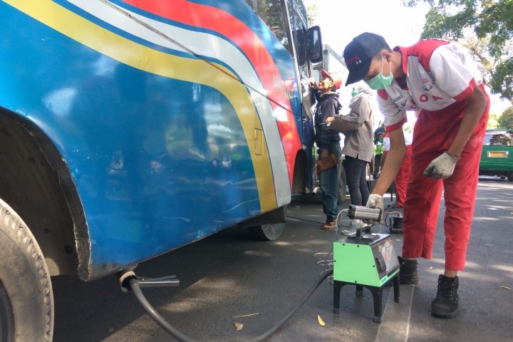 Petugas saat melakukan pengujian kualitas udara.