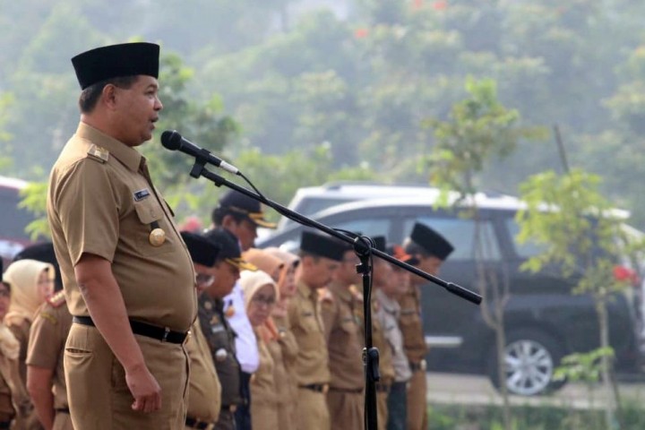 Bupati Bandung Barat, Aa Umbara Tengah Memimpin Apel dengan PNS