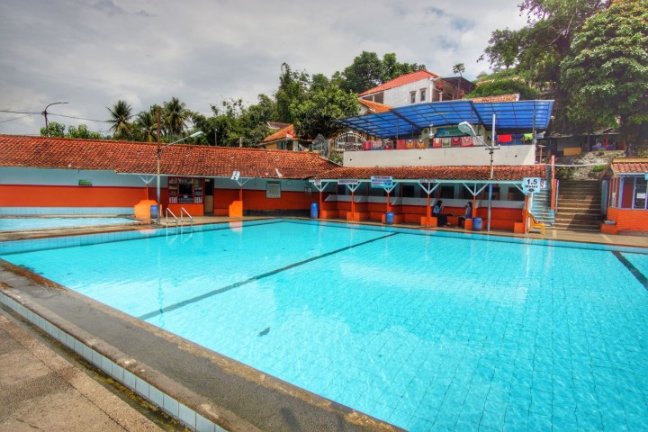 Kolam renang air panas di Cipanas Kabupaten  Garut sepi pengunjung.