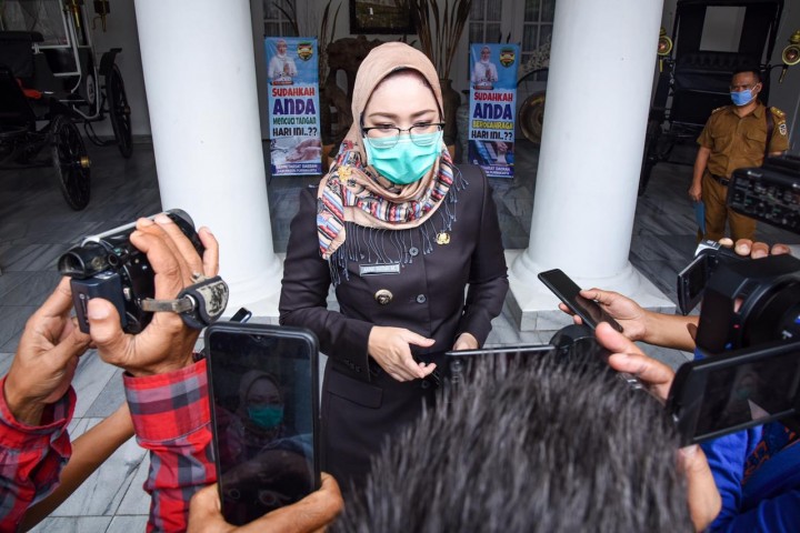 Bupati Purwakarta Anne Ratna Mustika memberikan keterangan pers terkait bantuan bagi pedagang kecil yang terdampak wabah Covid-19.