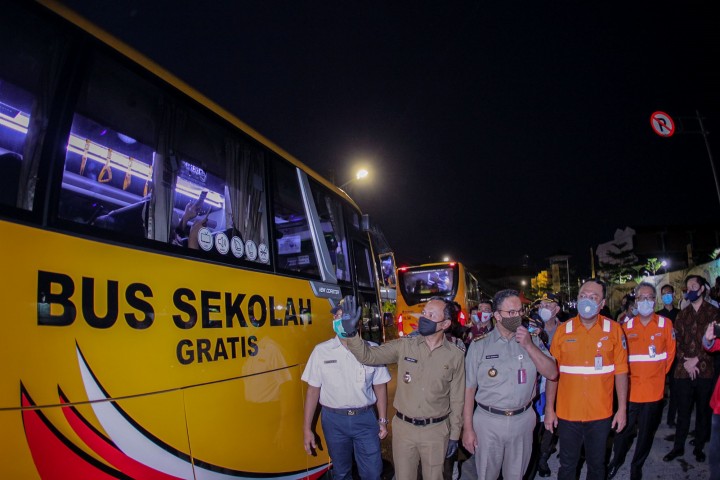 Wali Kota Bogor Bima Arya bersama Gubernur DKI Jakarta Anies Baswedan meninjau arus penumpang di Stasiun Bogor.