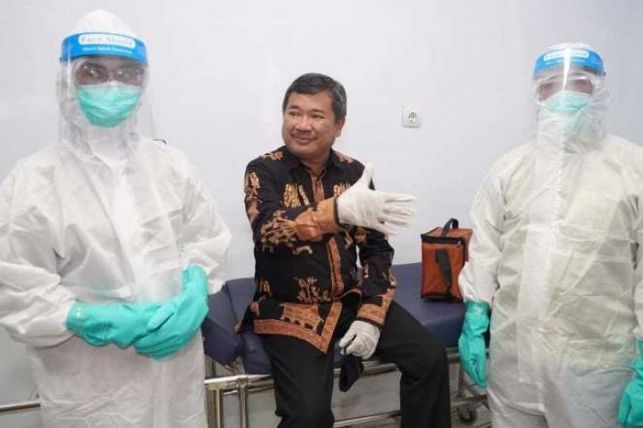 Bupati Garut Rudy Gunawan mencoba alat PCR untuk Test Swab Pasien Covid-19.