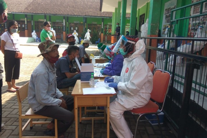 Seorang Pedagang saat melakukan swab test.