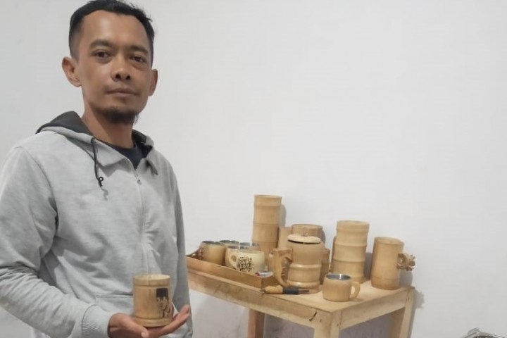 Yudiana Ansor (35) Seorang Pengusaha Kerajinan Berbahan Bambu.