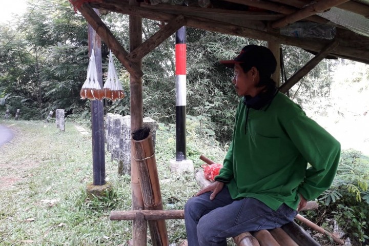 Setiap pagi Anang (55) warga Dusun Babakan Desa Pangadegan Rancakalong yang sehari harinya memang menyadap pohon aren menjual hasil sadapannya dalam bentuk wedang.