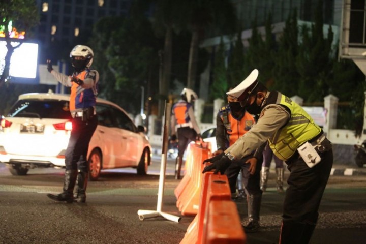 12  ruas jalan di Kota Bandung kembali dibuka tutup mulai Sabtu, (117 2020) malam . Pemberlakuan aturan ini untuk mencegah penyebaran Covid-19 di titik-titik keramaian di Kota Bandung.
