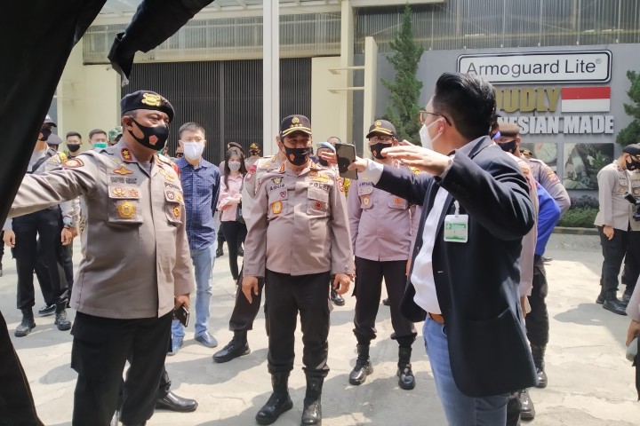  Kepala Badan Pemelihara Keamanan (Kabaharkam) Polri Komjen Pol Agus Andrianto saat mengecek produksi Almatsus di PT Farin Industri Nusantara, Batujajar, Kabupaten Bandung Barat (KBB)
