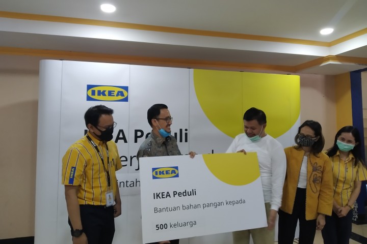 Pihak IKEA Kota Baru Parahyangan Secar Simbolis Memberikan Bantuan Sembako untuk Warga KBB Melalui Bupati Aa Umbara