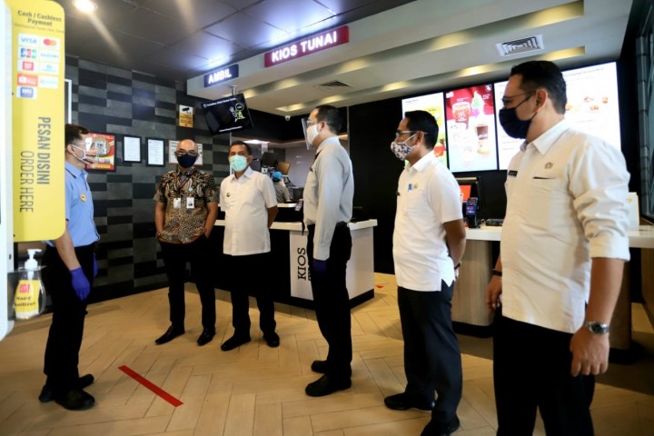 Wali Kota Cimahi, Ajay M Priatna Ketika Mengunnungi Salah Satu Restoran di Kota Cimahi.