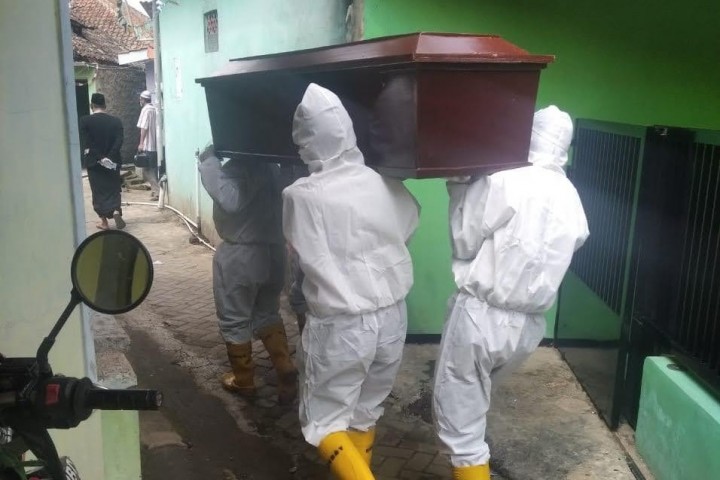 Petugas Medis Saat Membawa Jenazah yang Diduga Reaktif Covid-19  Untuk Disemayamkan.