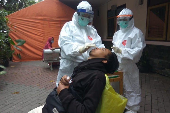 Salah Satu Warga Cimahi Saat Di Swab Test.