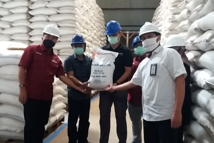 Menteri Sosial RI Juliari P Batubara saat meninjau Gudang Bulog yang berada di Leuwigajah, Kota Cimahi.