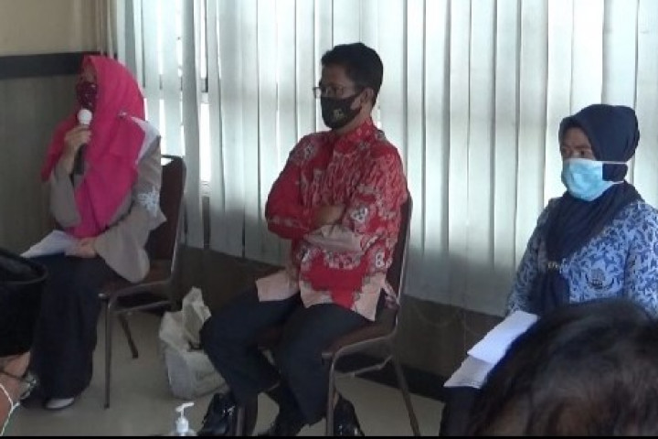 Ketua Komisi III DPRD Kota Cimahi Yus Rusnaya (tengah) sedang melakukan pertemuan dengan warga Kelurahan Utama, belum lama ini,
