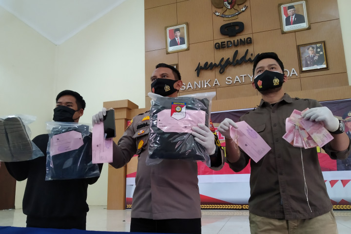 Kapolres Cimahi, AKBP Indra Setiawan saat gelar perkara di Mapolres Cimahi.