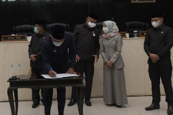 Gubernur Jawa Barat Ridwan Kamil menandatangani berita acara pengesahan Perda Pesantren