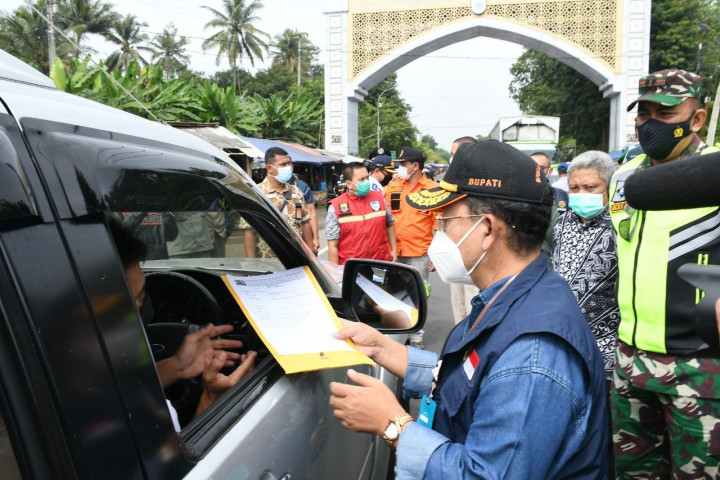 PLt Bupati Cianjur Herman Suherman ikut memeriksa pengendara yang masuk wilayah Cianjur