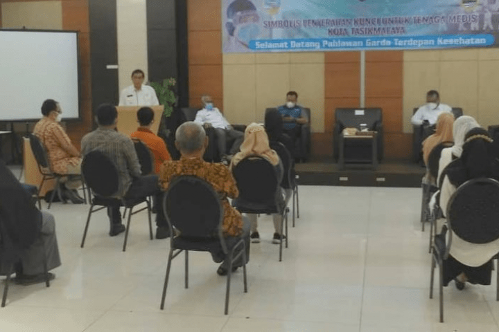 Penyerahan 50 kunci kamar hotel Harmoni untuk 100 tenaga medis Kota Tasikmalaya,Rabu (10/2/2021)