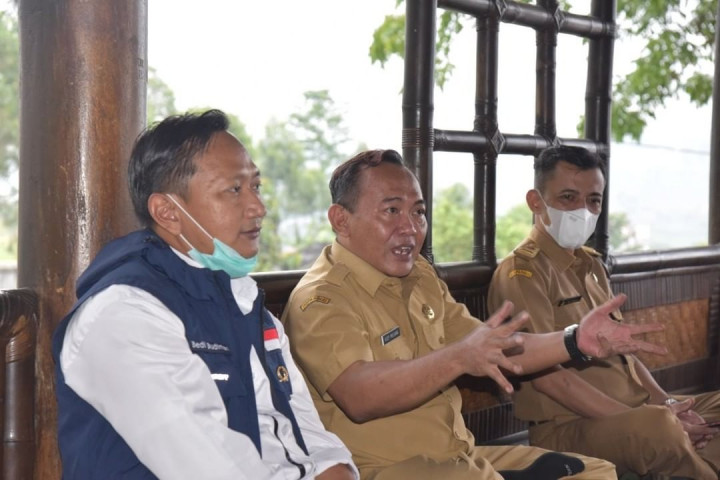 Pimpinan dan anggota Komisi l DPRD Provinsi Jawa Barat, meninjau Aset Villa Dinas Pariwisata dan Kebudayaan milik pemerintah provinsi Jawa Barat di Ciwidey, Kabupaten Bandung
