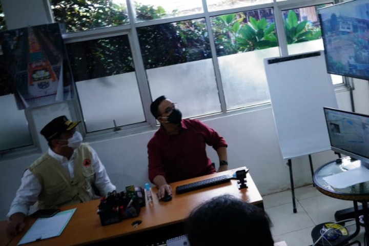 Gubernur DKI Jakarta Anies Baswedan melakukan pemantauan lokasi titiik banjir di Pintu Air Manggarai, Sabtu (20/2/2021)