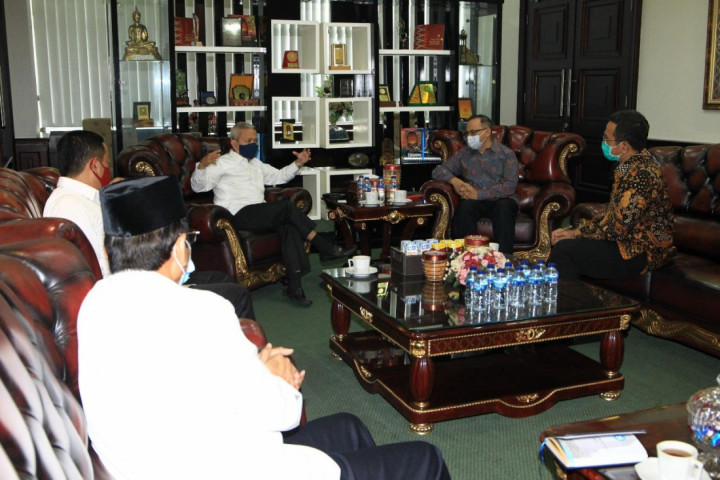 Sekretaris Jenderal (Sekjen) Kemenag Nizar dan Direktur Jenderal Informasi dan Diplomasi Publik (Dirjen IDP) Kemenlu Teuku Faizasyah membahas moderasi bergama, Senin (22/2/2021) 