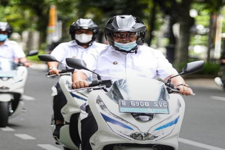 Wali Kota, Wakil Wali Kota dan Sekda Kota Bandung mencoba motor listrik, Rabu (24/2/2021)