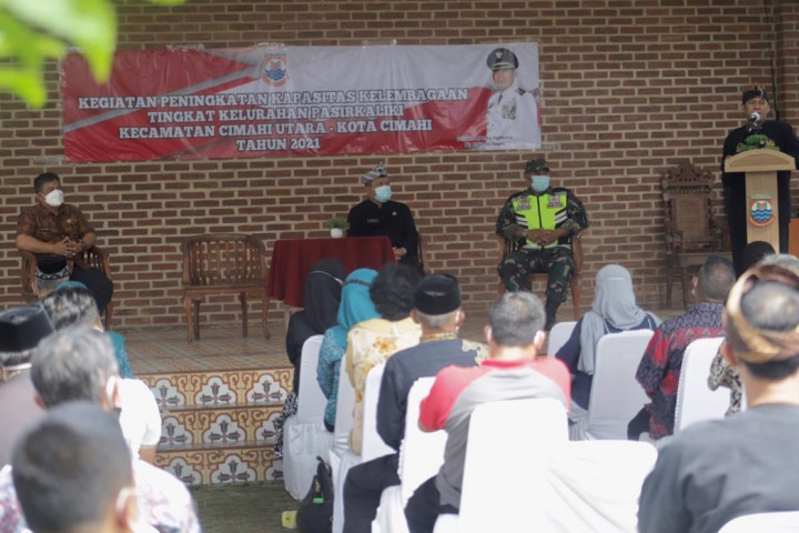 Plt Wali Kota Cimahi Ngatiyana, menghadiri kegiatan Peningkatan Kapasitas Kelembagaan tingkat Kelurahan Pasirkaliki, di Villa Skaters, Jalan Budi Babakan Loa Kulon, Kecamatan Cimahi Utara, Kota Cimahi, Kamis (18/3/2021). 